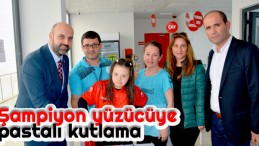 Şampiyon Yüzücüye Pastalı Kutlama