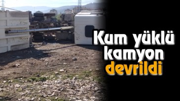 Kum Yüklü Kamyon Devrildi