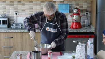 Sinir krizi geçirip çatıya çıktı