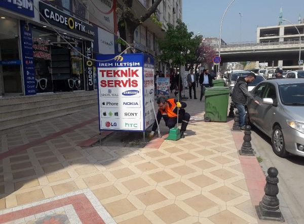 Bir günlüğüne çöpçü oldu, sokakları süpürdü