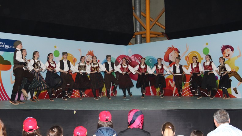 41 ülke 41 renk gösterisi büyüledi