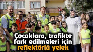 Çocuklara, trafikte fark edilmeleri için reflektörlü yelek