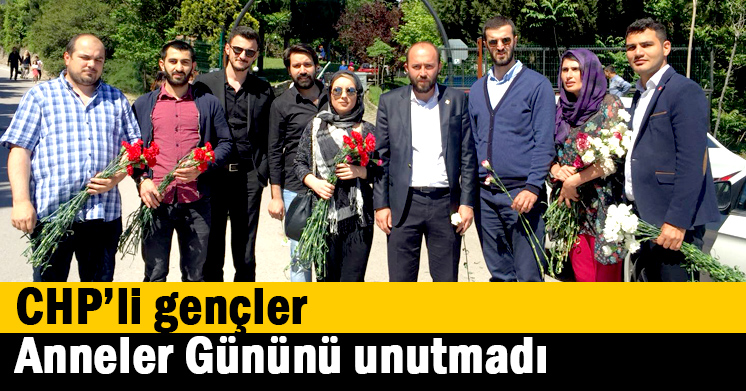   CHP’li gençler Anneler Gününü unutmadı