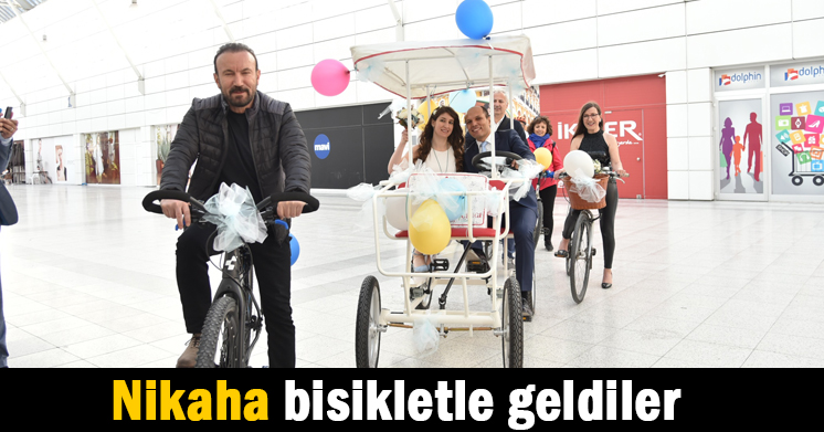 Nikaha bisikletle geldiler