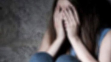 Tuvalette doğum yaptı bebeği sırt çantasına koydu