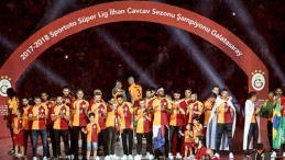 Galatasaray’ın şampiyonluk kutlamalarında Tarık Çamdal ıslıklandı!