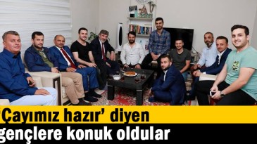 ‘Çayımız hazır’ diyen gençlere konuk oldular