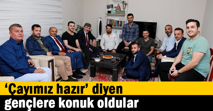‘Çayımız hazır’ diyen gençlere konuk oldular