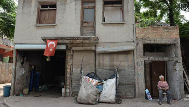 Maaşını çekmek için bankaya gitti, şoke oldu!