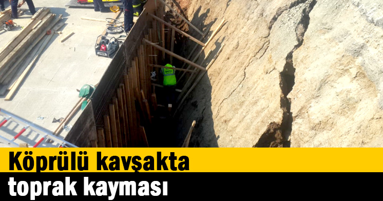 Köprülü kavşakta toprak kayması