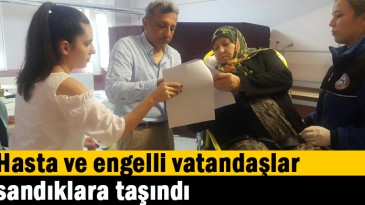 Hasta ve engelli vatandaşlar, sandıklara taşındı