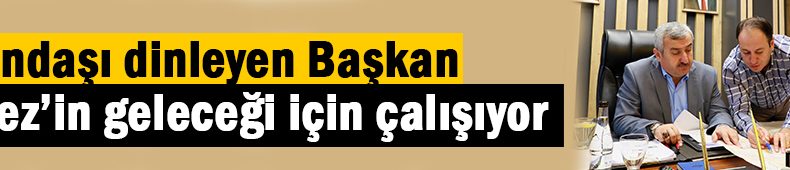 Halka dokunan, onları dinleyen başkan