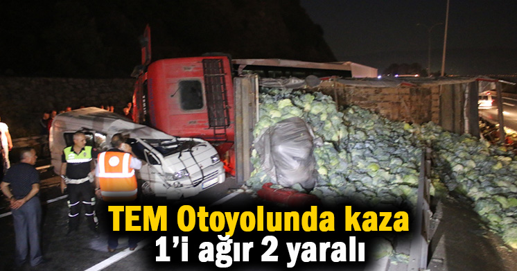 Kamyon minibüsün üzerine devrildi