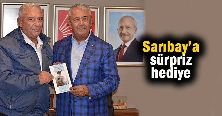 Yeni kitabını hediye etti