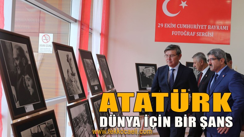Kazak Büyükelçi, Ata’nın Fotoğraflarına Hayran Kaldı