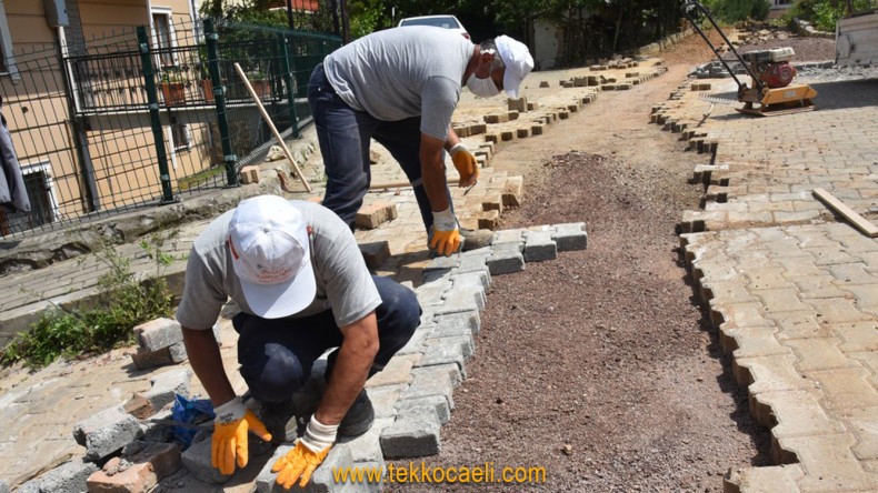 İzmit Belediyesi, Kuruçeşme’de Parkeleri Yeniliyor