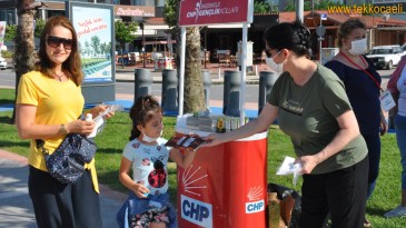 CHP Başiskele, Maske ve Dezenfektan Dağıttı