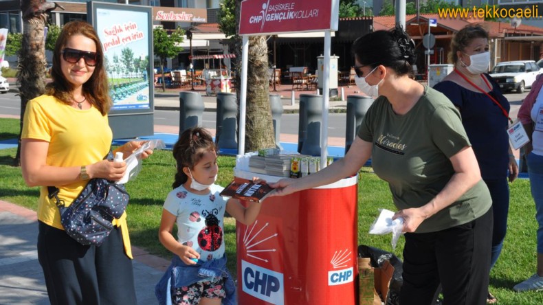 CHP Başiskele, Maske ve Dezenfektan Dağıttı