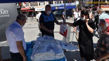 İzmit Belediyesi, Vatandaşa Binlerce Kurban Poşeti Dağıttı