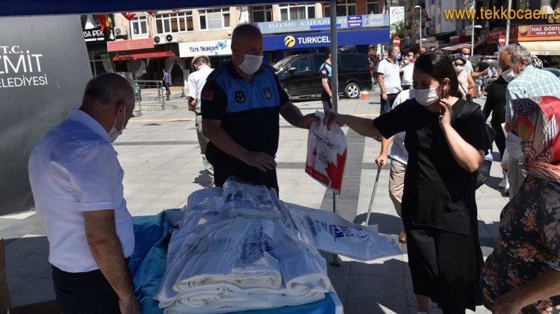 İzmit Belediyesi, Vatandaşa Binlerce Kurban Poşeti Dağıttı