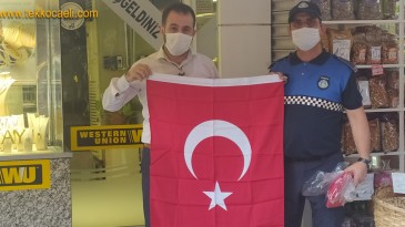 Esnafa Türk Bayrağı Dağıtıldı