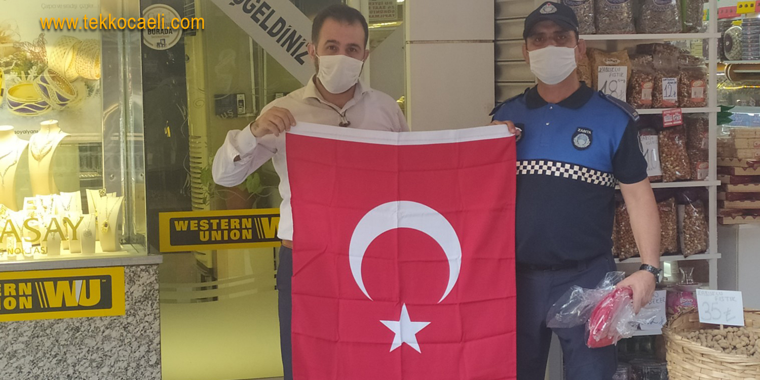 Esnafa Türk Bayrağı Dağıtıldı