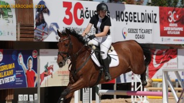 İzmit Belediyesi Binicilik Yarışları Nefesleri Kesti