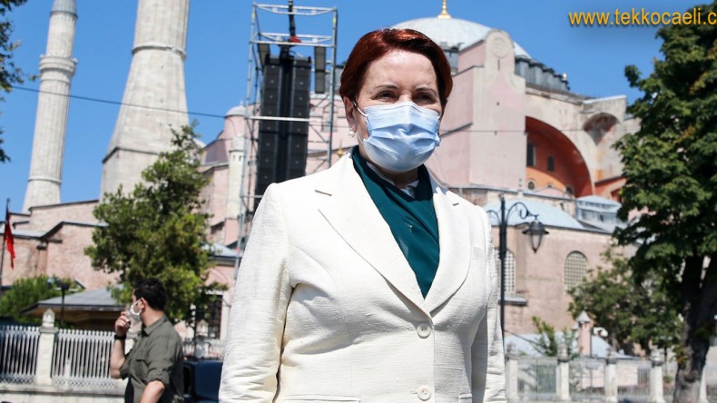 Meral Akşener, Ayasofya’da Namaz Kıldı, Dua Etti