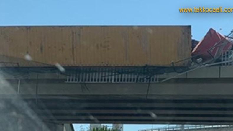 Devrilen TIR, Köprüde Asılı Kaldı