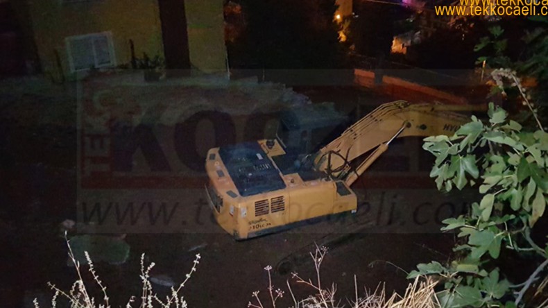 Karantina Altındaki Binanın İstinat Duvarı Çöktü