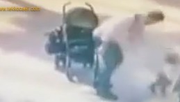 Babası, Bebek Arabasından Düşen Çocuğa Vurdu