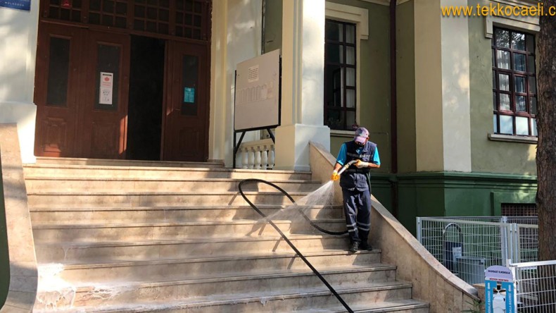 İzmit Belediyesi Okulları Dezenfekte Ediyor