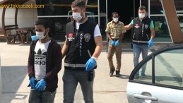 Gölcük’te Otomobil Çalan Hırsızlar Yakalandı