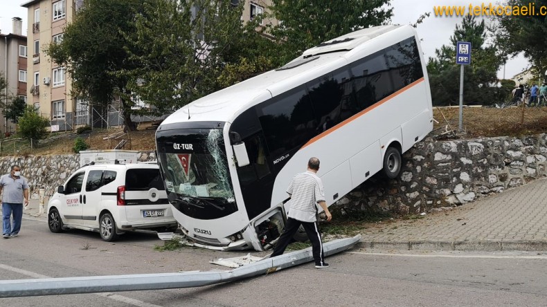 Freni Boşalan Araç, Bulvara Uçtu
