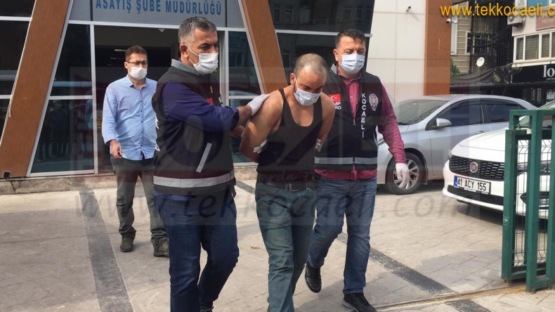 Elinde Bıçakla Yaşlı Kadının Üzerine Yürüdü