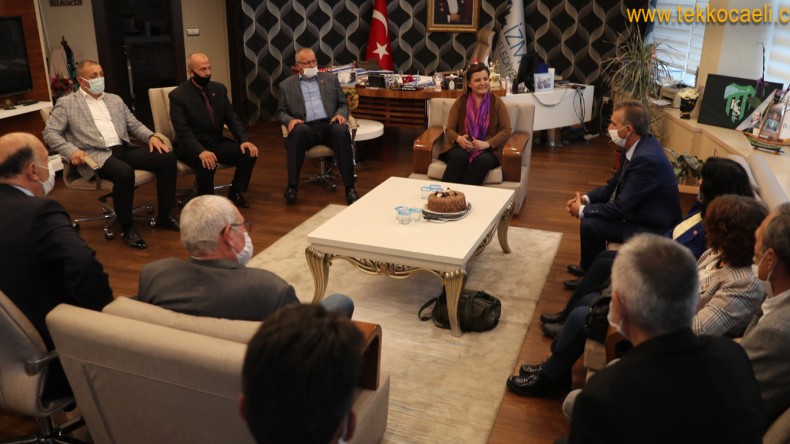 Başkan Hürriyet’ten Muhtarlara Pastalı Kutlama