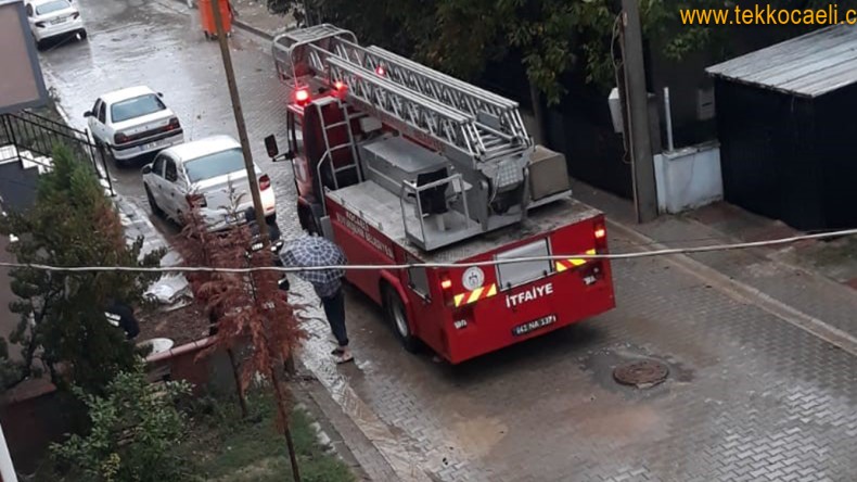 Şiddetli Yağış ve Fırtına Ahşap Yapıyı Yıktı