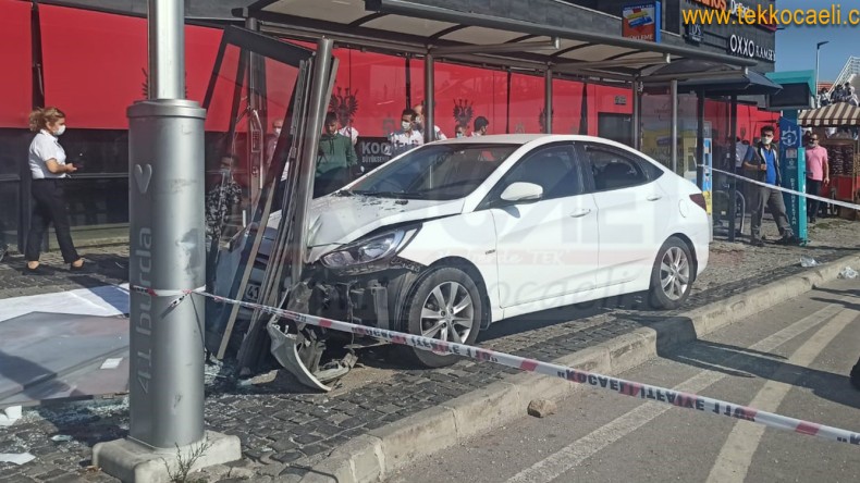 Kontrolden Çıkan Araç Yolcu Durağına Girdi