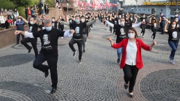 Başkan Hürriyet ve Eşi Bin Kişilik Ekiple Zeybek Oynadı