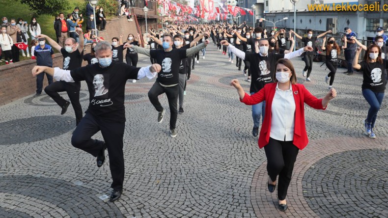 Başkan Hürriyet ve Eşi Bin Kişilik Ekiple Zeybek Oynadı