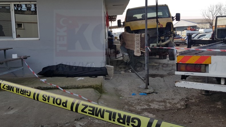 Çekici Aracın Lastiğinin Altında Kaldı; Can Verdi