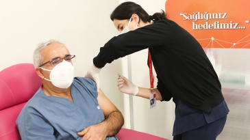 Sağlık Çalışanları Aşı Olmaya Başladı