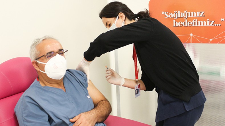 Sağlık Çalışanları Aşı Olmaya Başladı