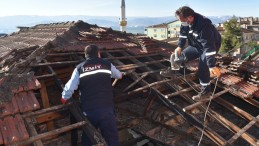 Çatısı Yanan Vatandaşın Yardımına İzmit Belediyesi Koştu