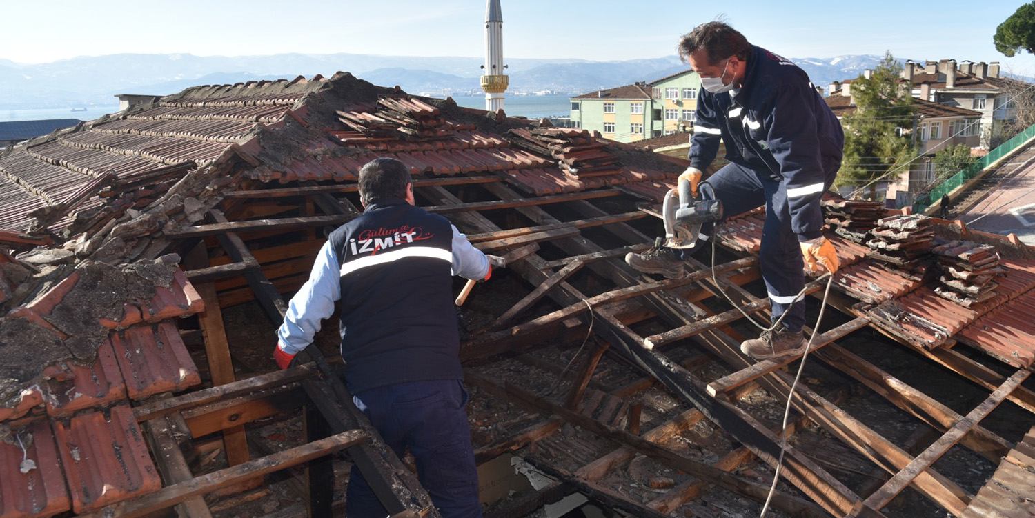Çatısı Yanan Vatandaşın Yardımına İzmit Belediyesi Koştu