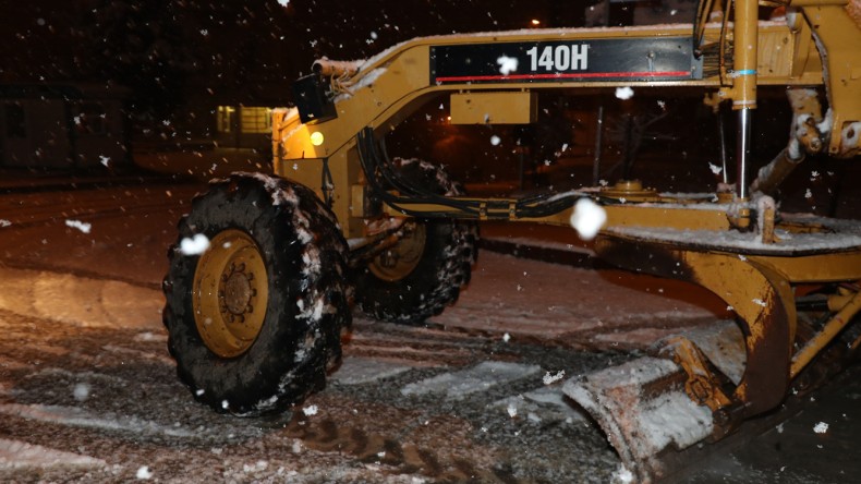 İzmit Belediyesi Kar Mesaisi Yapıyor