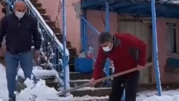 Eline Küreği Aldı, Vatandaşın Kapısını Temizledi