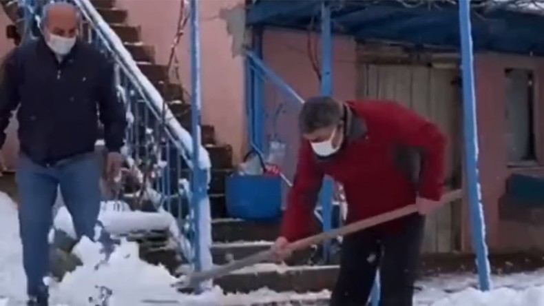 Eline Küreği Aldı, Vatandaşın Kapısını Temizledi