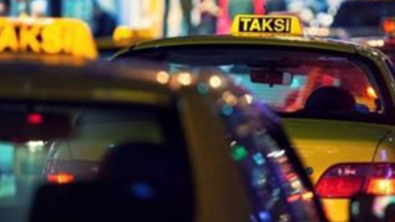 Ticari Taksilerin Üzerine Ağaç Devrildi