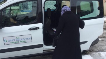 İzmit Belediyesi’nden Yaşlı Kadına COVİD-19 Desteği
